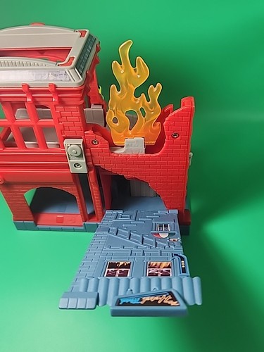 2005 Matchbox Fire Station Transforming Playset Firehouse Fire Fighter Man House - Picture 15 of 20