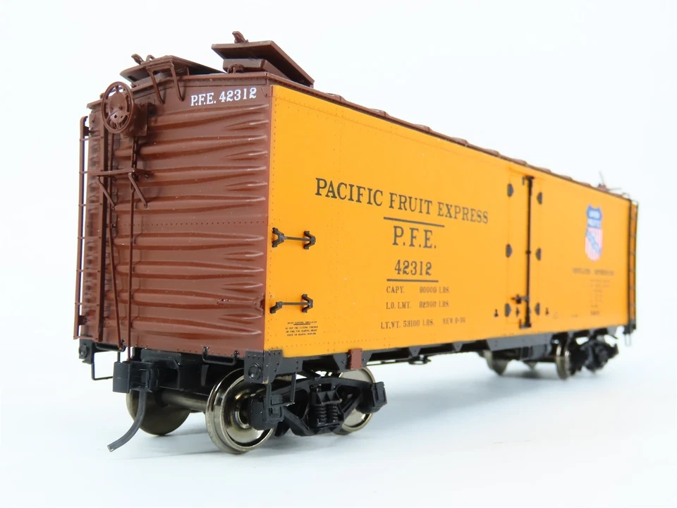 O Scale 2-Rail InterMountain ORPF1312 SP UP PFE Pacific Fruit Express Reefer - Image 4 of 4