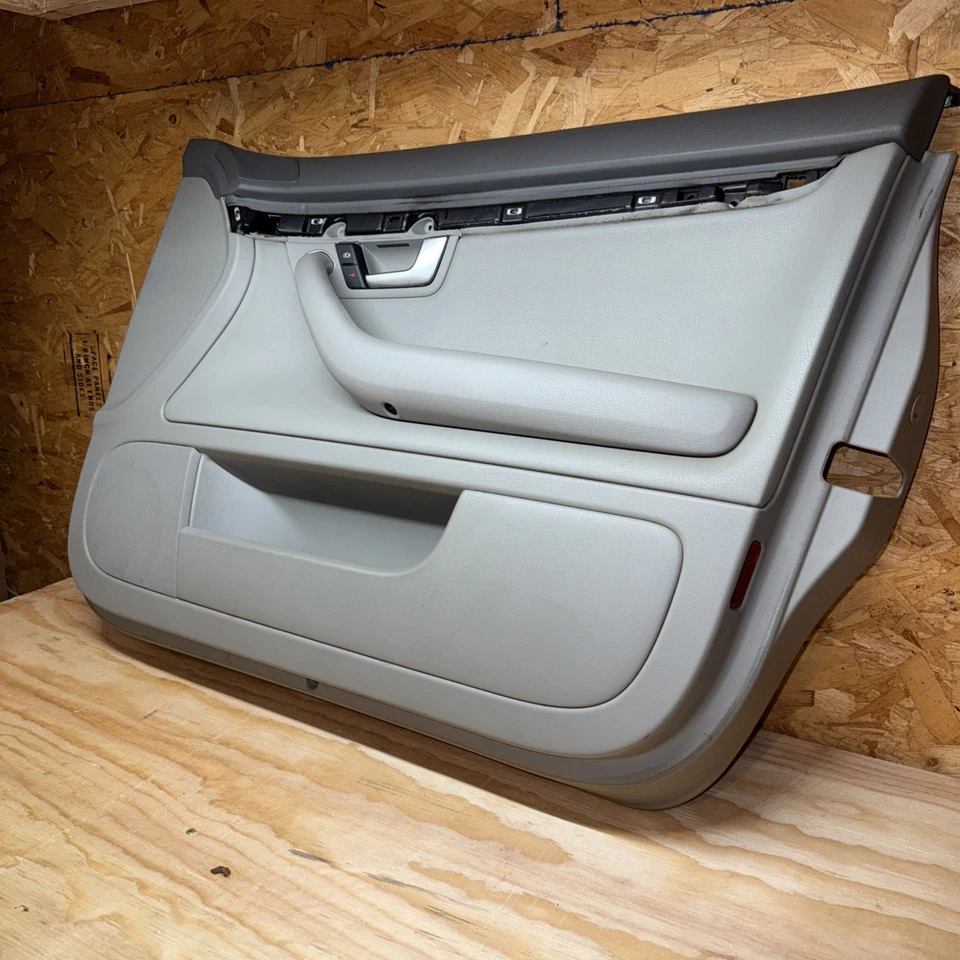 Painel interno da porta do lado direito do passageiro dianteiro Audi A4 2005-2008 cinza - Imagem 2 de 4