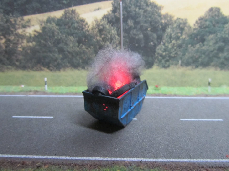 Absetzcontainer Brand 12V Feuer DC / AC Flackerndes Licht Rostig Löcher 1:87 H0 - Bild 4 von 4