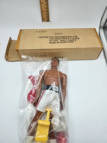 MUHAMMAD ALI THE CHAMP BOXING ACTION FIGURE Complete 61701, 1976 VINTAGE, Sealed - Picture 9 of 9