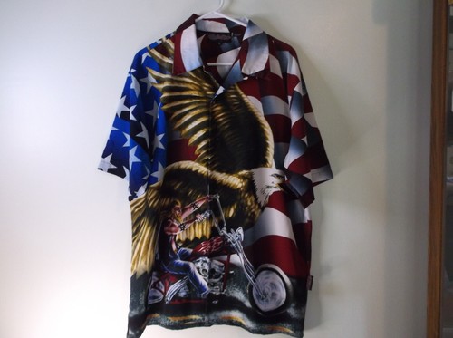 Saphir Lounge großer tätowierter Biker in Farbe Motorrad Adler amerikanische Flagge