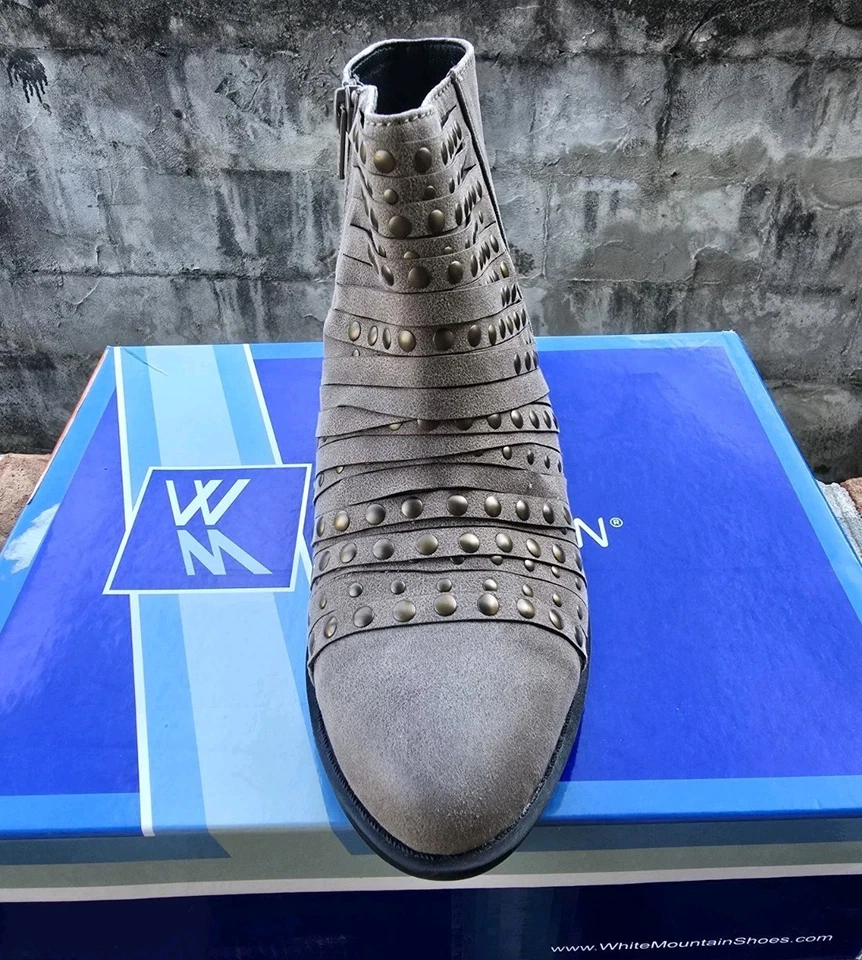 Botines para mujer White Mountain Desire con tachuelas Stone talla 6 Foto 2 de 4