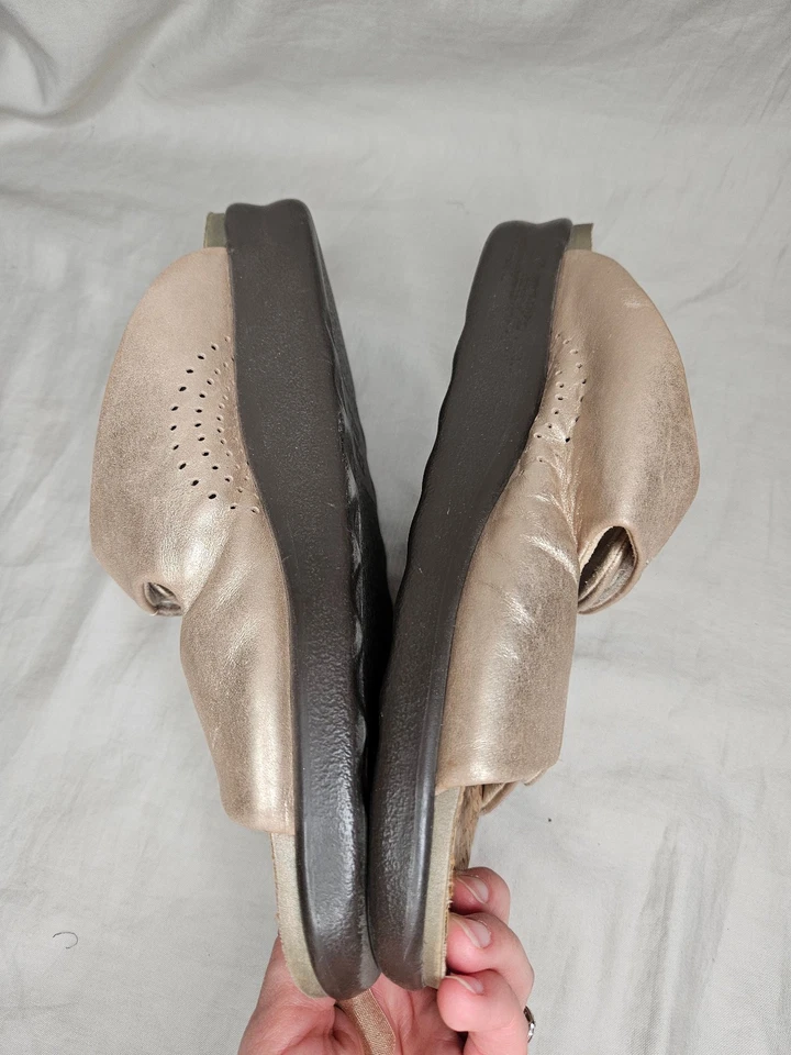 SAS Sandals Women 10.5 W Gold Leather Double Strap Slip On Cork Slides Flip Flop - Image 4 of 4