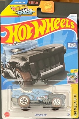 HOT WHEELS MEGA BITE HOTWEILER BLUE 66/250. SEE COMBINED OFFERS!