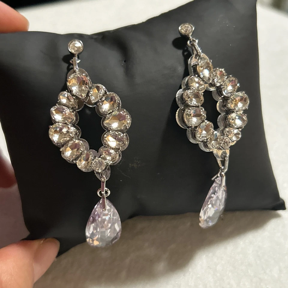 Pendientes llamativos lineales de cristal Kate Spade - Rock It - transparentes/plateados - Foto 2 de 4