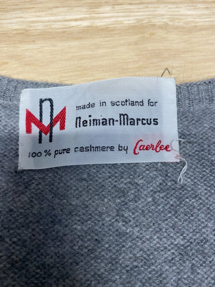 Chaleco Vintage Neiman Marcus Argyle Hecho en Escocia 100% Cachemira Gris Rojo Azul Foto 3 de 4