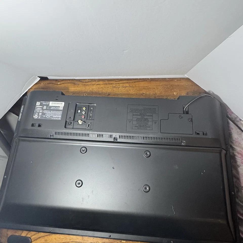 Sanyo Roku Smart TV Color 32" STUTTERS PAUSES - For Repair, Parts, or Repurpose - Image 3 of 4