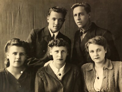 1947 Three Girls Two Guys Photo - Antique Scene Beautiful Friends
