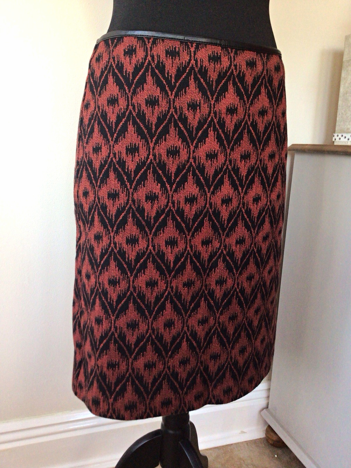MARKS & SPENCER SIZE 10 RUST BLACK GEO PRINT SLIGHT TEXTURED LINED PENCIL SKIRT