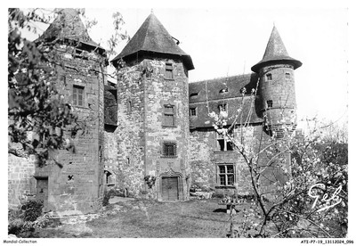 ATIP7-0465-19 - COLLONGES LA ROUGE - Cour d'honneur du chateau de Vassignac