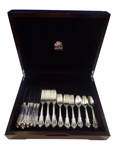 Grande Baroque by Wallace Sterling Silver Flatware Set Service 32 Pieces w/Chest