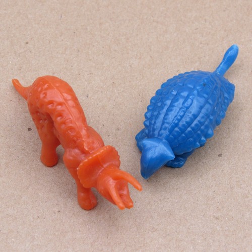 Mini dinosauri in plastica, coppia (2): anchilosauro blu e triceratopo arancione, 2" l - Foto 3 di 15