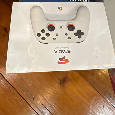 Google Stadia Premiere Edition Bundle: Controller + Chromecast Ultra