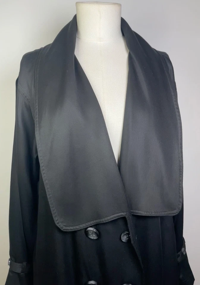 TRINCHERA NEGRA PERRY ELLIS LIGERA BOTONES DELANTEROS BOLSILLOS SOLAPA GRANDES Foto 3 de 4