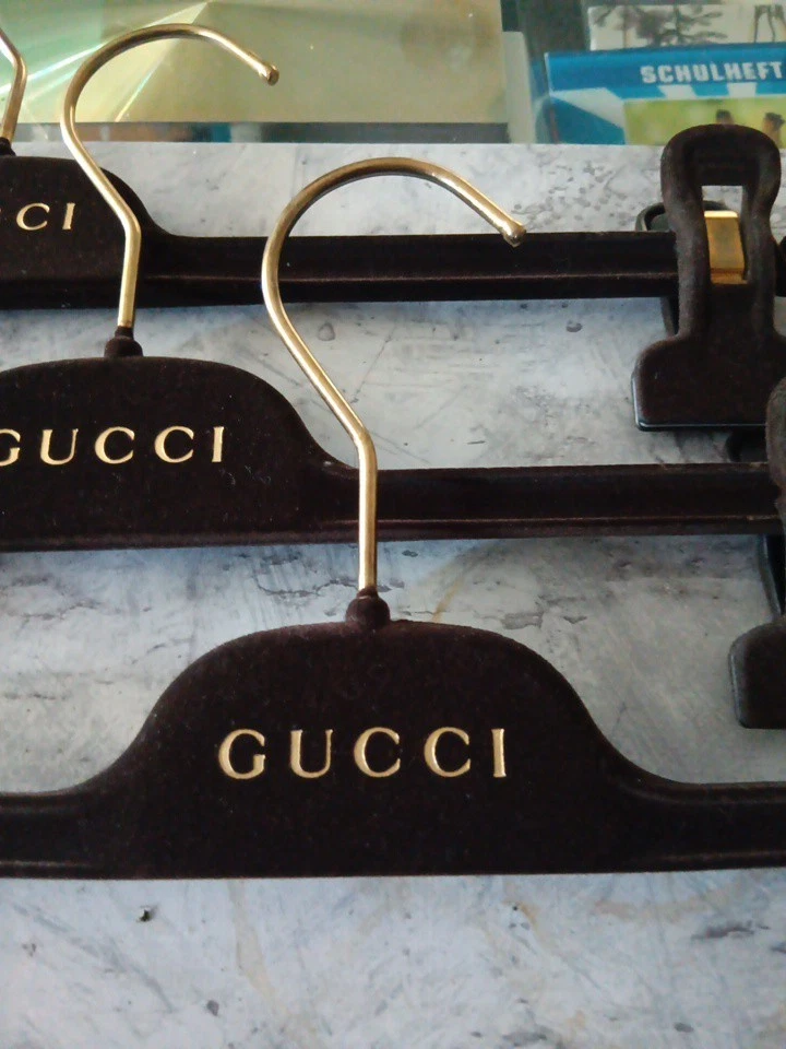 GUCCI KLEIDERBÜGEL/HOSENBÜGEL 3× STÜCK DUNKELBRAUN SAMT/GOLD VERSTELLBAR  - Bild 3 von 4