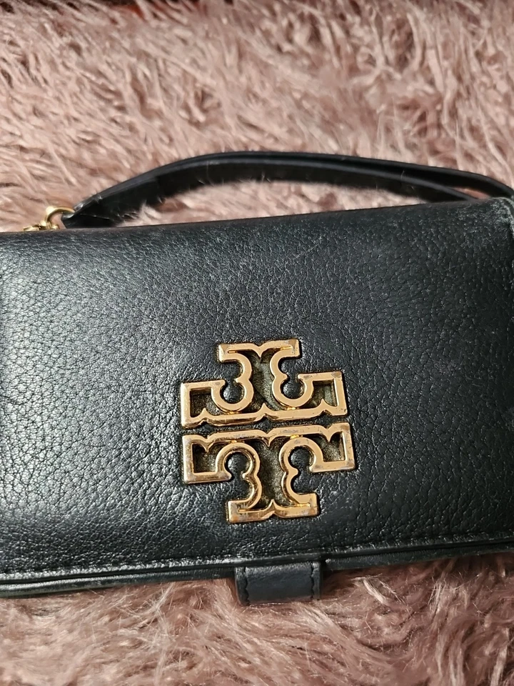 Muñequera billetera Britten para mujer TORY BURCH color negro 100 % cuero genuino. Foto 3 de 4