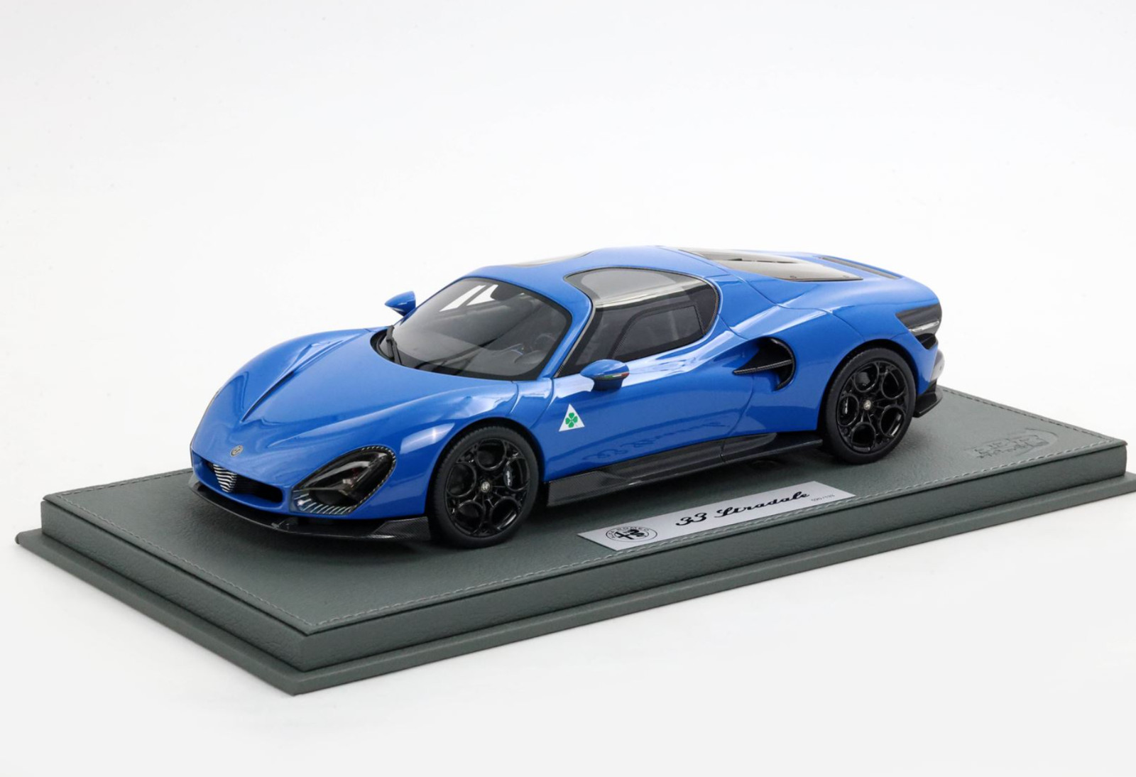 Alfa Romeo 33 Stradale miniature BBR P18264F : voiture de collection 1/18 bleu et noir
