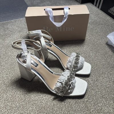 Be Mine elfenbeinfarbene Satin-Sandalen Knöchelriemen mittelhoher Blockabsatz UK 6