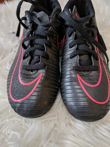 black nike shoes with pink swoosh