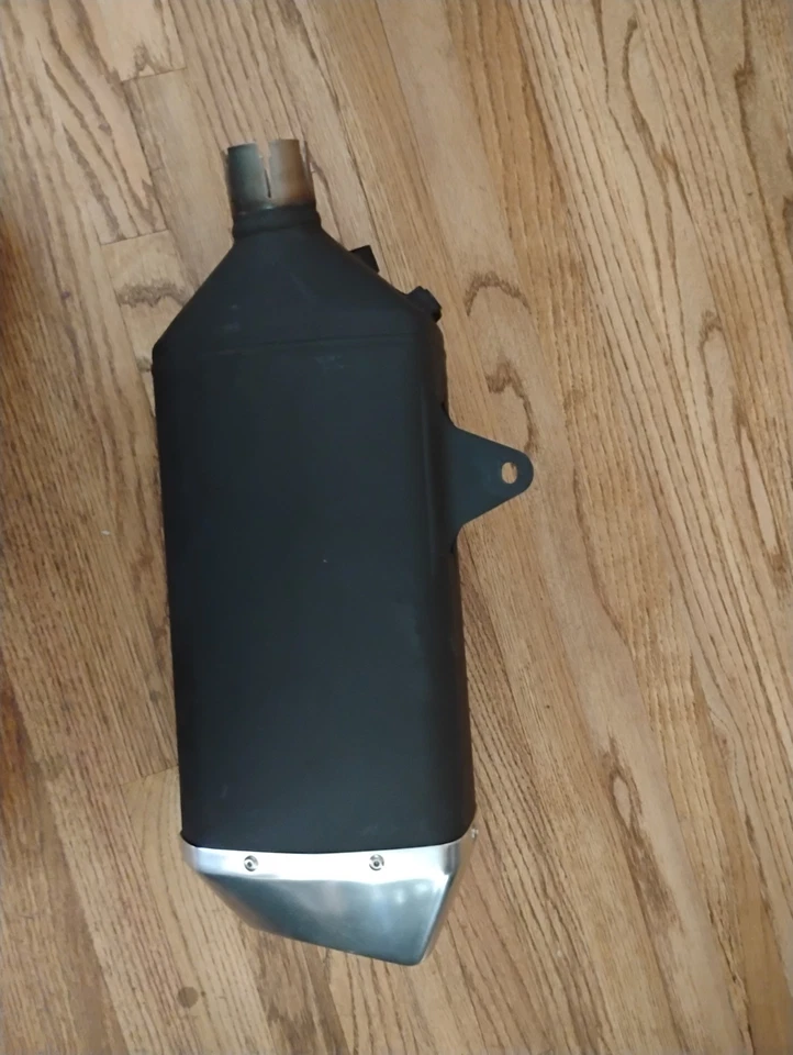 Silenciador de escape OEM Suzuki GSXR 1000R 2017-2025 usado en buen estado stock Foto 2 de 4