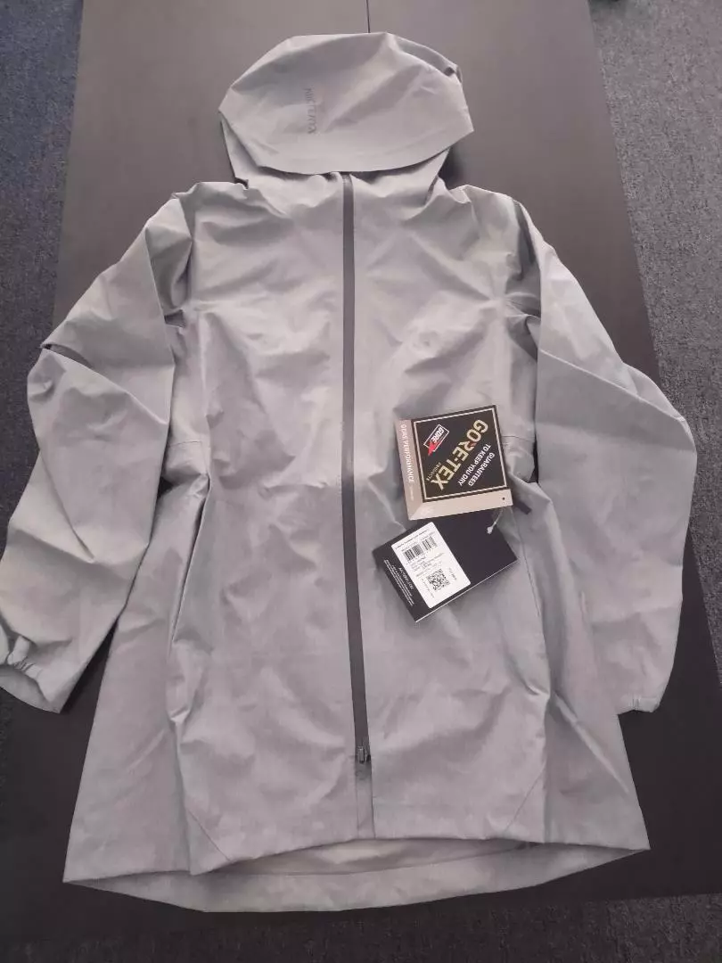 Arc'teryx Women's Codetta Coat Small Light Grey Heather Model