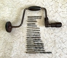 Sehr alte Handbohrmaschine mit Holzgriff, dazu 20 verschiedene Bohrer, Vintage