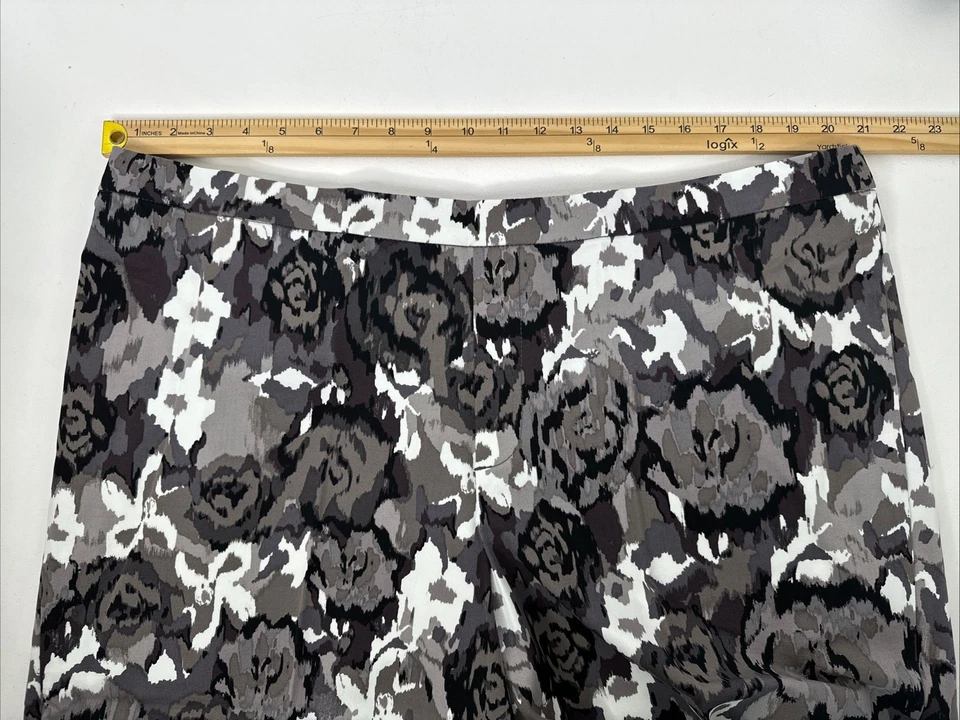 Bermudas Isaac Mizrahi Live Regular Elásticas 24/7 22W Negras Florales A397199 Foto 4 de 4