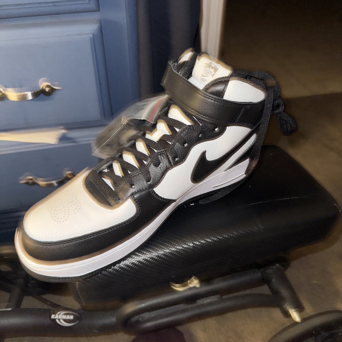 スニーカー Stussy Nike Air Force 1 Mid Black and Light Bone DJ7840-002 Air Force 1 Mid x Stüssy 'Black and Light Bone' (DJ7840-002