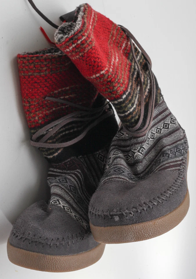 TOMS Chukka Talla 5.5 Ancho 45% Poli 36% Cuero 19% Algodón Rojo Gris Diseño Indio Foto 3 de 4