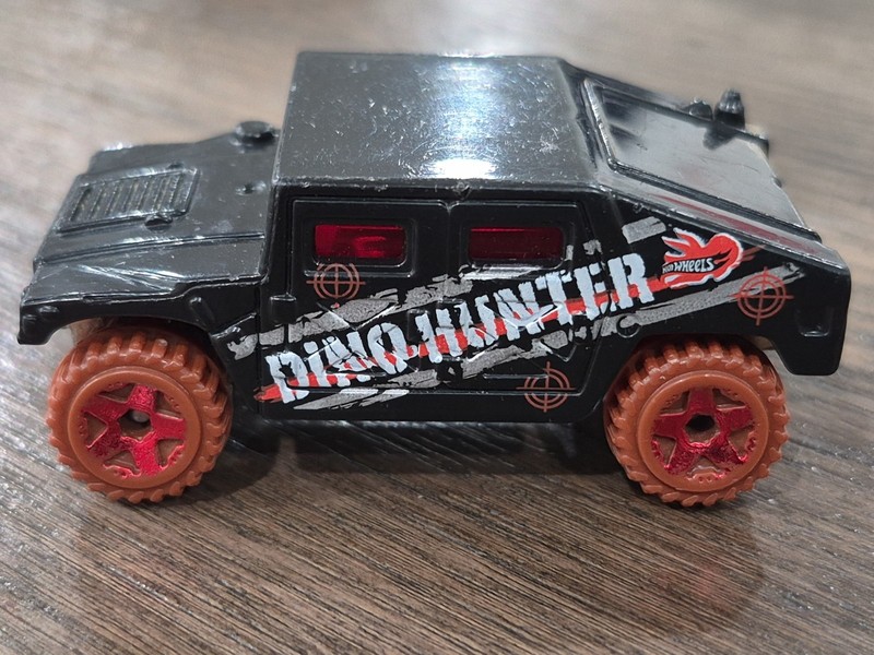 2014 HOT WHEELS HUMVEE GENERAL CORP DINO HUNTER BLACK  DIECAST SUV W/ RED