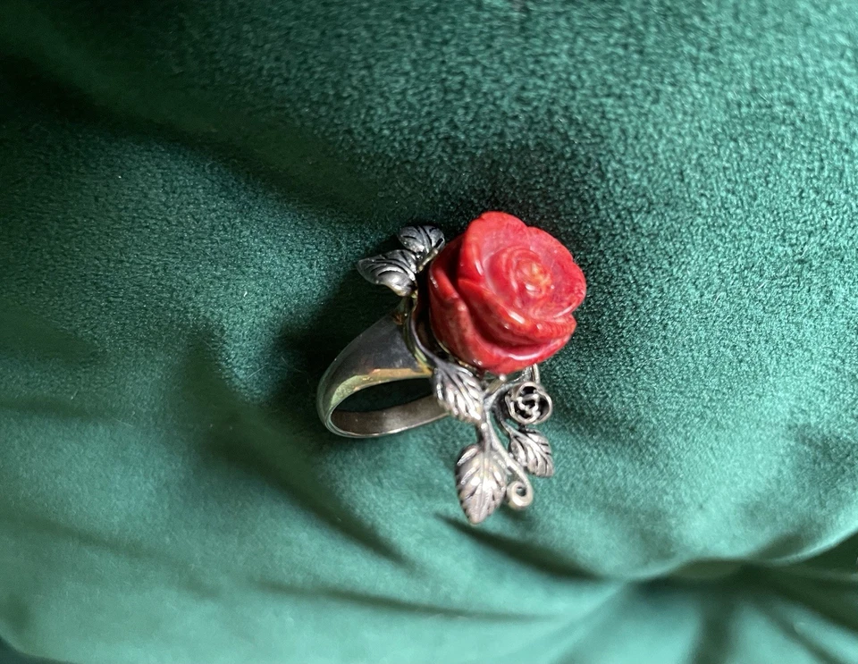 Anillo rosa tallado en coral rojo y plata de ley Foto 3 de 3