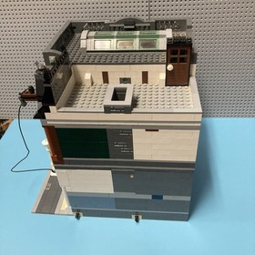 Lego City 10251 Brick Bank Retired modular collection COMPLETE beautiful RARE! 