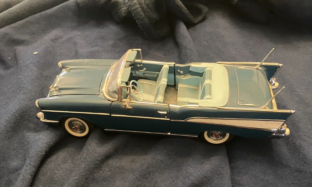 1957 Chevy Bel Air Convertible 1:24 Scale Diecast Model by Danbury Mint