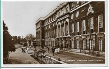 VERY NICE OLD R/P POSTCARD - THE TERRACE HAPTON COURT PALACE - LONDON 1935