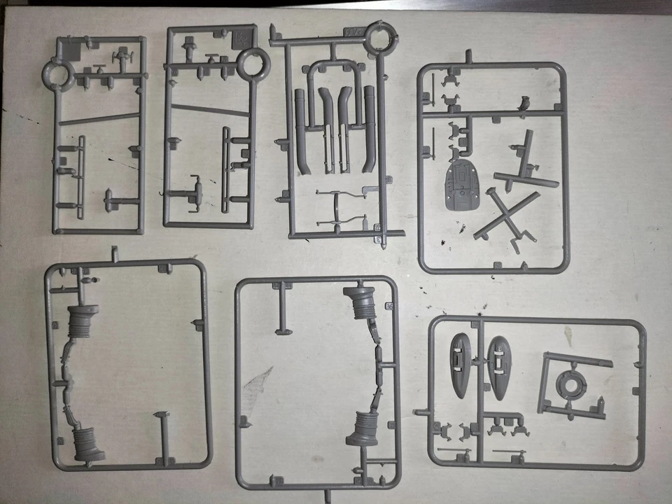 1/48 JUNKERS JU-87 B STUKA + PERSONNEL (AIRFIX/ICM) STARTED W/EXTRA PARTS - Immagine 4 di 4