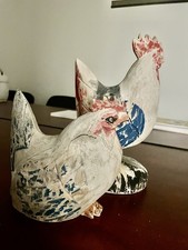 Figure artistiche popolari gallo e gallina in legno invecchiato dipinte a mano.  Intagliato a mano