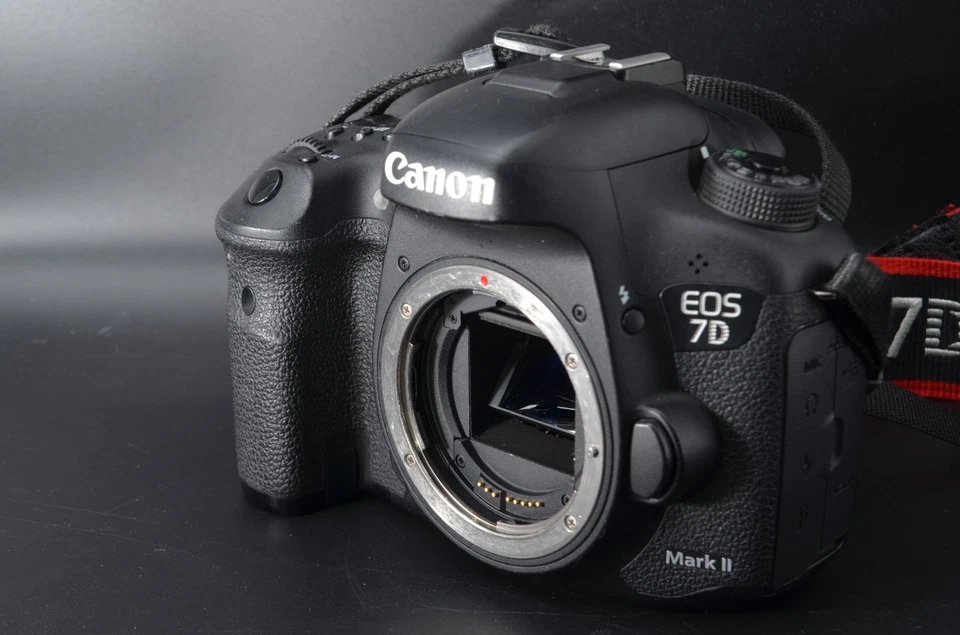 Canon EOS 7D Mark II 20.2MP Digital Camera Black  Body #E13 - Image 2 of 4