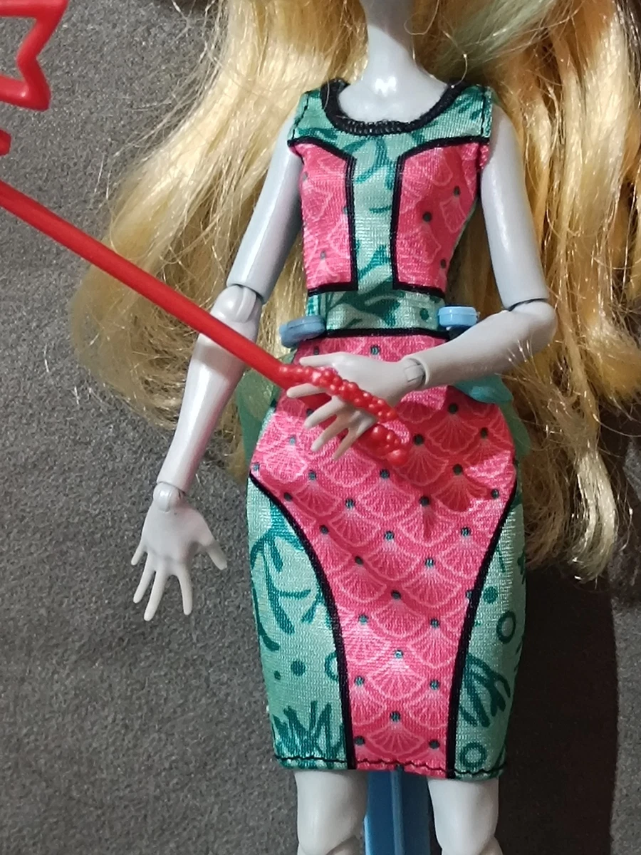 MONSTER HIGH G2 - Muñeca LAGOONA BLUE serie "WELCOME TO MH" PARTY con stand