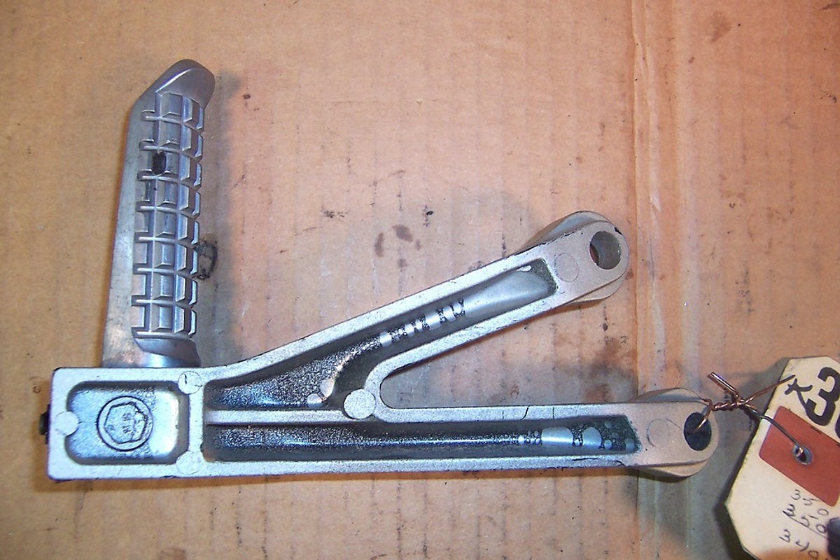たたんた KAWASAKI ZX600 NINJA LEFT REAR PASSENGER FOOT PEG BRACKET ZX 600