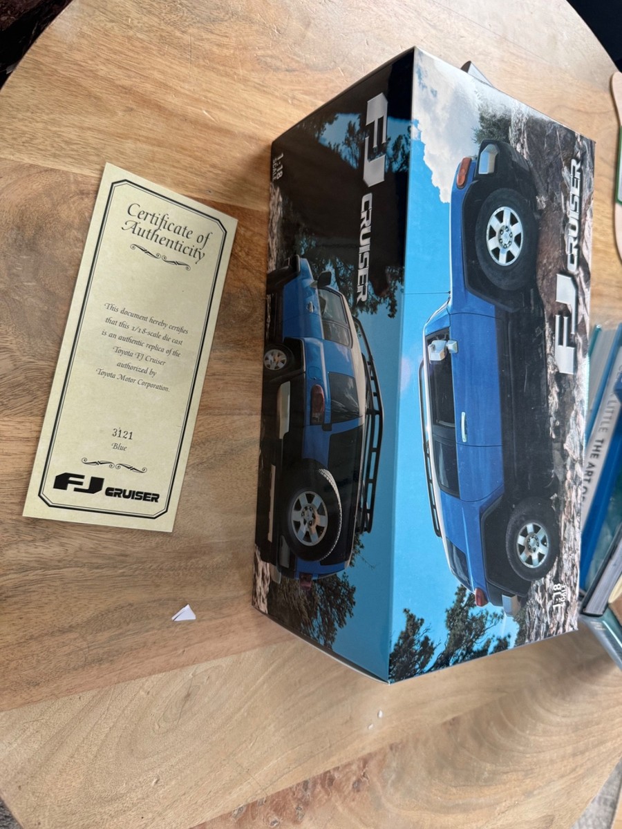 AUTOart 2007 Toyota FJ Cruiser (Blue) 1:18 Diecast Model M/N 00624