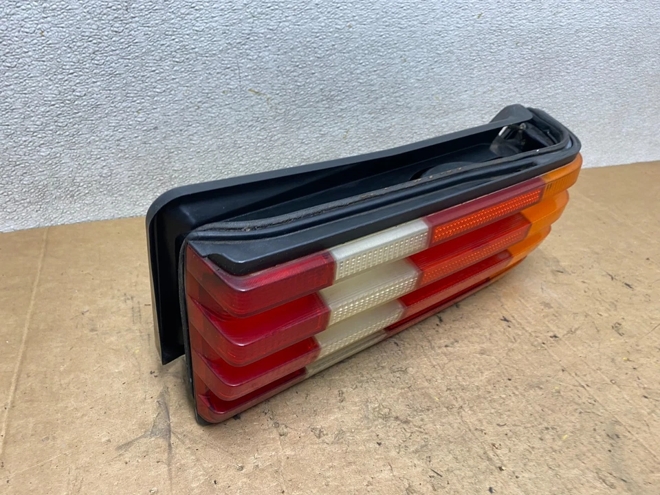 Luz trasera lateral del pasajero derecho Mercedes-Benz W126 1986 a 1991 OEM T3807 DW Foto 3 de 4
