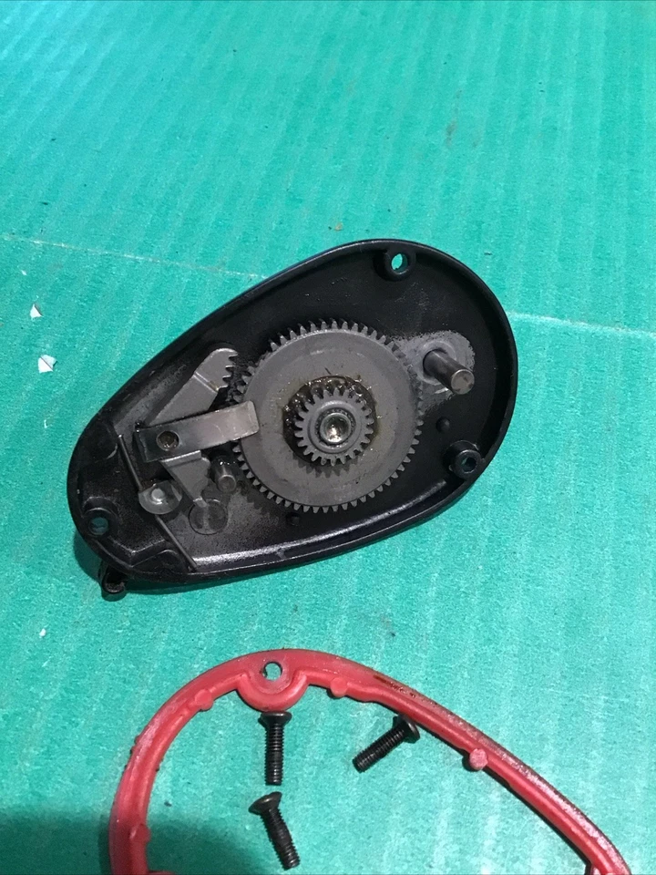 Placa lateral MITCHELL 300 con TORNILLOS DE JUNTA pieza de carrete giratorio (pre-García) Foto 4 de 4