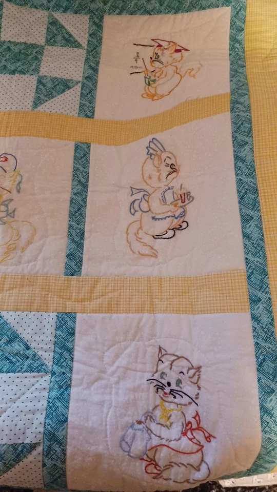 Edredón de bebé bordado vintage colgante de pared 38" X 36" cosido a mano gatos Foto 4 de 4