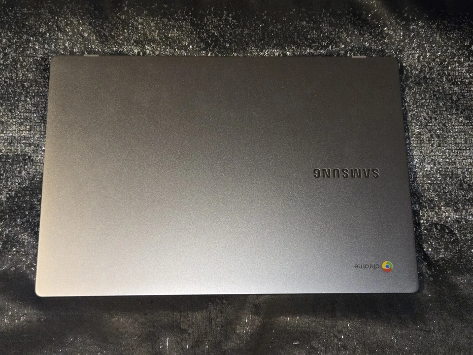 Portátil Samsung Chromebook XE350XBA-K05US 15.6" 1080p FHD Intel 4GB RAM 32GB SSD Foto 2 de 4