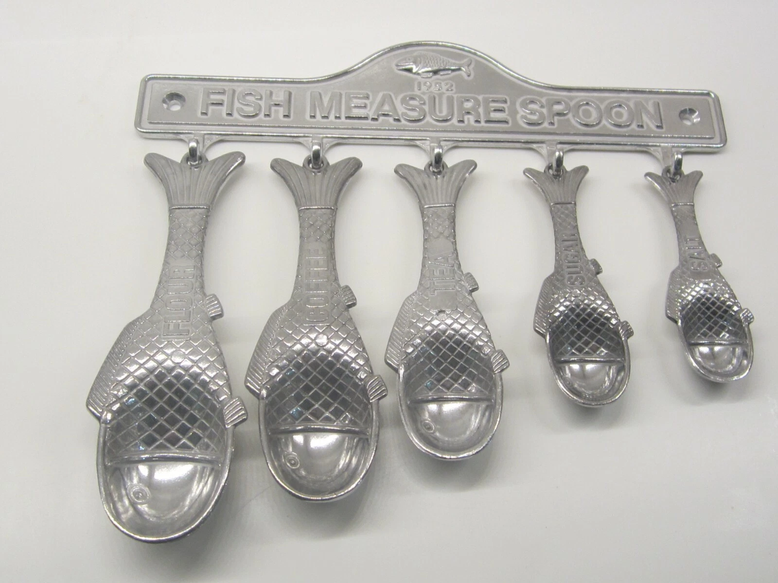 Dalton FISH MEASURE SPOON lot of 5 on metal rack-measuring Spoons