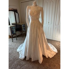 White Lace V‑Neck Bridal Gown – Flowing Skirt & Lace Straps – Size 12