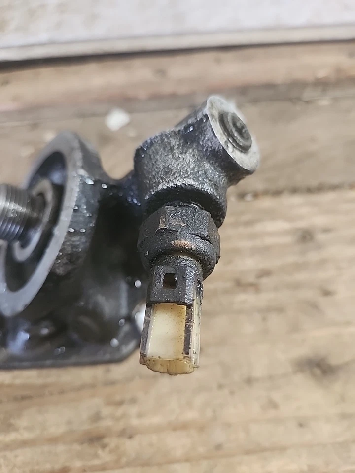 Ford Oil Filter Housing Adapter 4.6L Lincoln Town Car Grand Marquis F1AE6884AH - Image 3 of 4