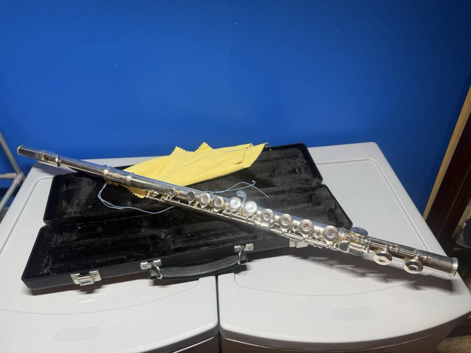 Flauta Gemeinhardt 2SP banhada a prata, limpa e esterilizada com estojo e pano de limpeza - Imagem 2 de 4