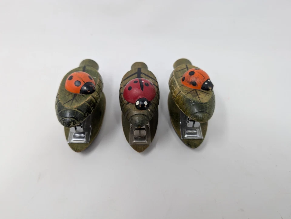 TRES grapadoras Ladybug vintage 10 mm grapas pequeñas talladas madera verde Foto 2 de 4